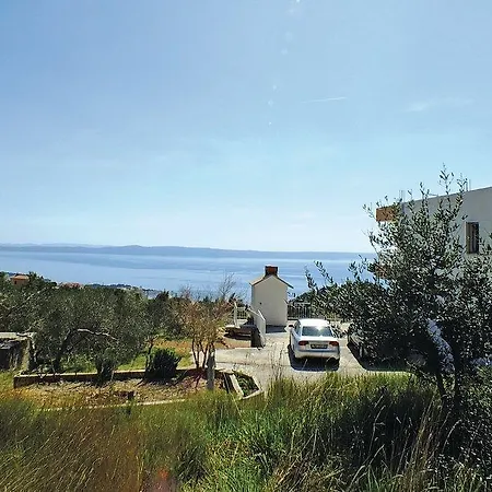 Two-bedroom With Sea View In Lägenhet