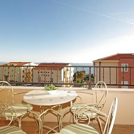 Two-bedroom With Sea View In Lägenhet Makarska