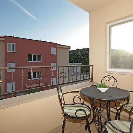 Two-bedroom With Sea View In Lägenhet Makarska