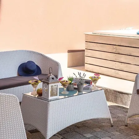 Two-bedroom With Sea View In Lägenhet Makarska