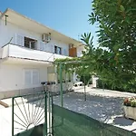 Two-bedroom With Sea View In Makarska