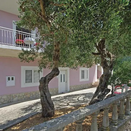 2 Bedroom Cozy Apartment In Makarska