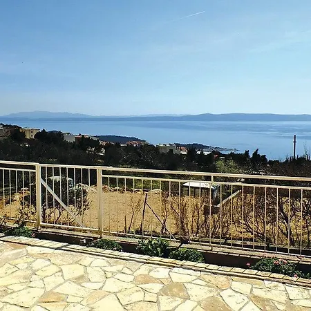 2 Bedroom Cozy Apartment In Makarska