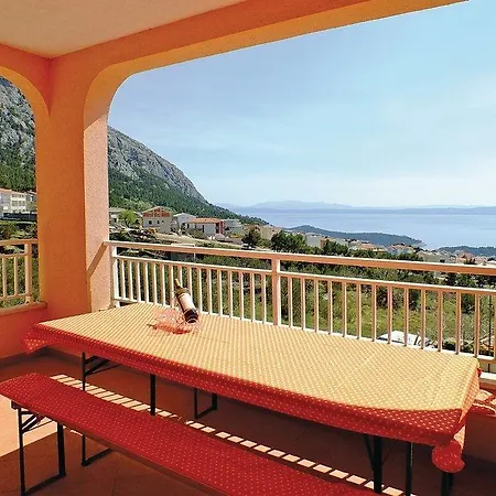 2 Bedroom Cozy Apartment In Makarska Apartmán *