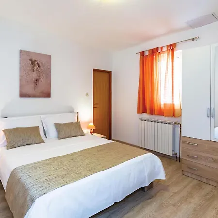 Apartmán 2 Bedroom Cozy Apartment In Makarska *