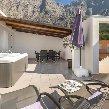 Apartmán 2 Bedroom Cozy Apartment In Makarska *