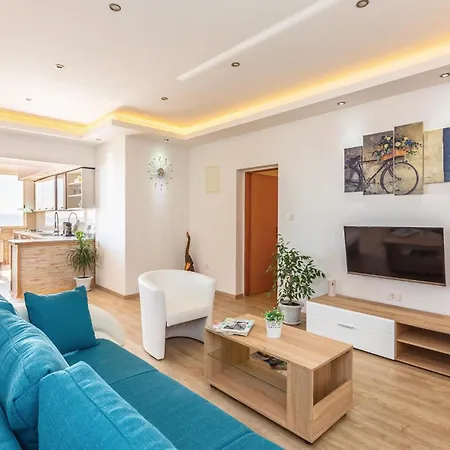 2 Bedroom Cozy Apartment In Makarska