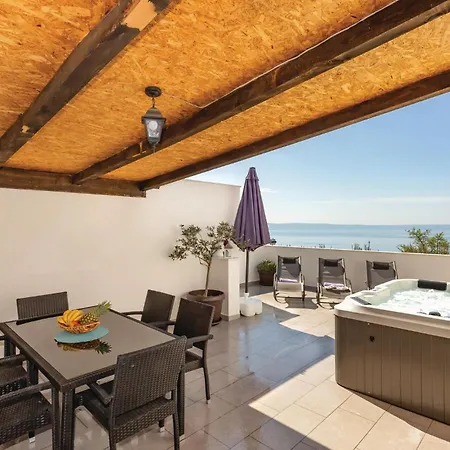 2 Bedroom Cozy Apartment In Makarska