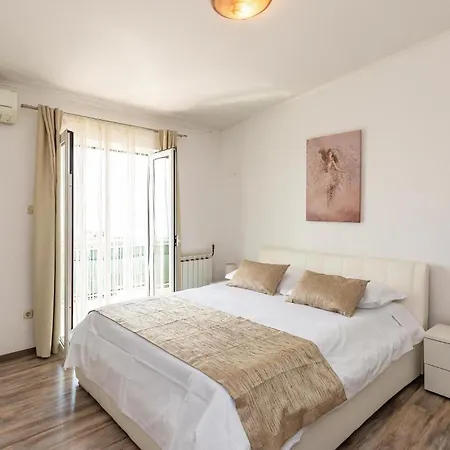 Two-bedroom With Sea View In * Μακάρσκα