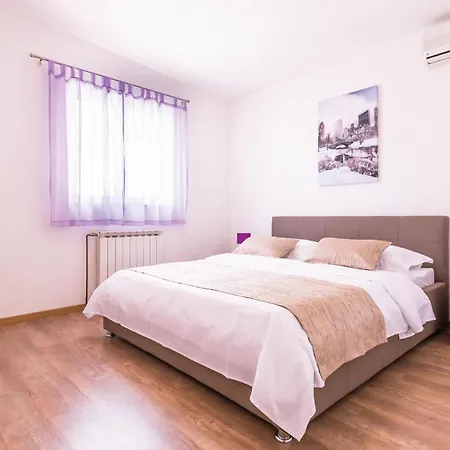 2 Bedroom Cozy Apartment In Makarska Apartmán