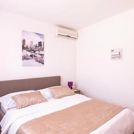 2 Bedroom Cozy Apartment In Makarska Apartmán *