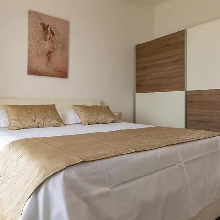 Apartmán 2 Bedroom Cozy Apartment In Makarska *