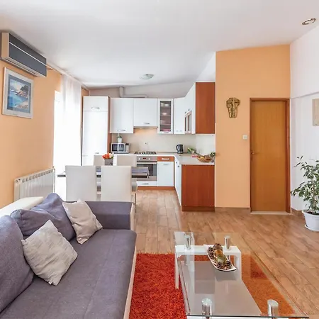 Apartmán 2 Bedroom Cozy Apartment In Makarska *