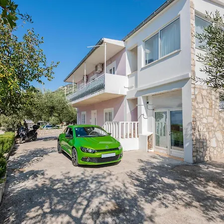 2 Bedroom Cozy Apartment In Makarska Apartmán Makarská
