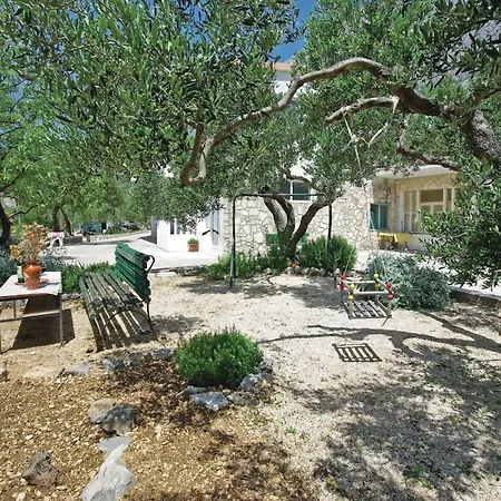 2 Bedroom Cozy Apartment In Makarska *