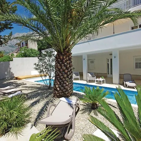 2 Bedroom Cozy Apartment In Makarska *