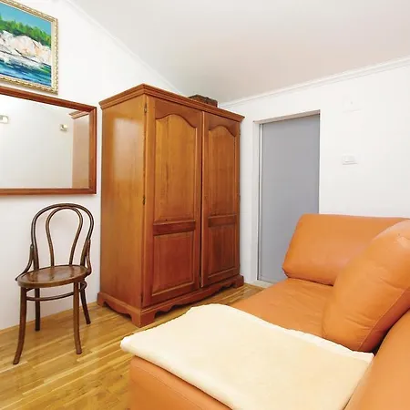 2 Bedroom Cozy Apartment In Makarska *