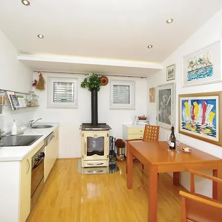 2 Bedroom Cozy Apartment In Makarska Apartmán *
