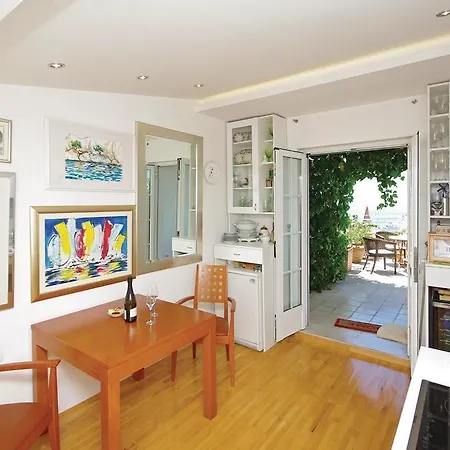 Apartmán 2 Bedroom Cozy Apartment In Makarska Makarská