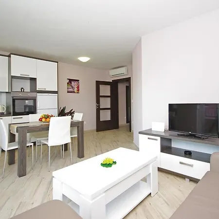 Two-bedroom With Sea View In Makarská