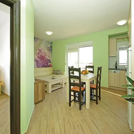 Apartmán 2 Bedroom Cozy Apartment In Makarska
