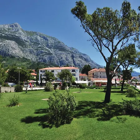 2 Bedroom Cozy Apartment In Makarska *