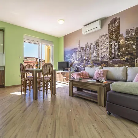 2 Bedroom Cozy Apartment In Makarska *