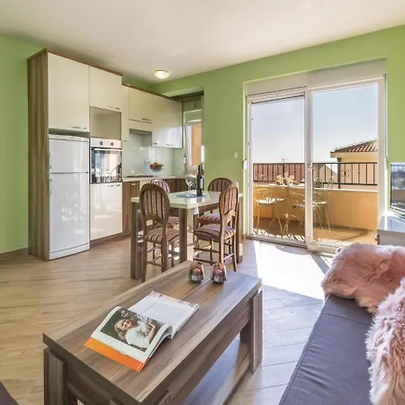 Apartmán 2 Bedroom Cozy Apartment In Makarska *