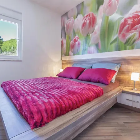 2 Bedroom Cozy Apartment In Makarska * Makarská