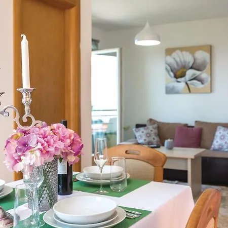 2 Bedroom Cozy Apartment In Makarska Apartmán Makarská