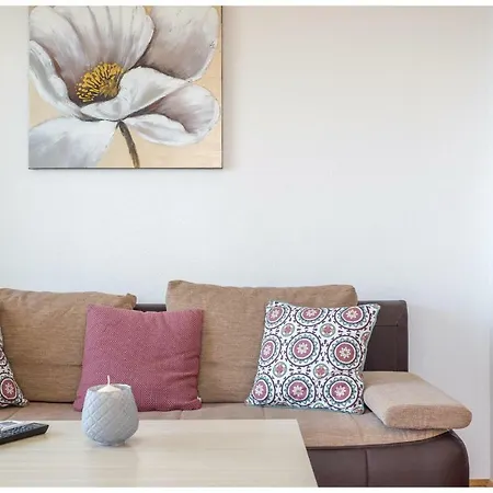 2 Bedroom Cozy Apartment In Makarska * Makarská