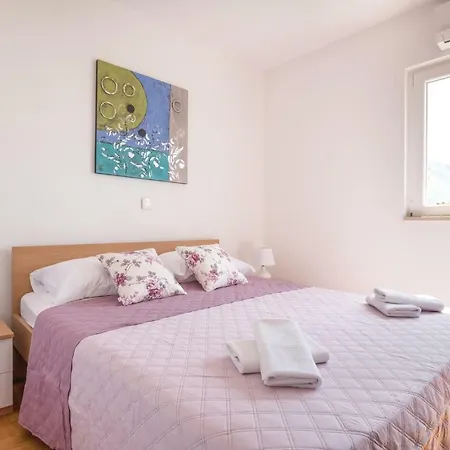 Apartmán 2 Bedroom Cozy Apartment In Makarska *
