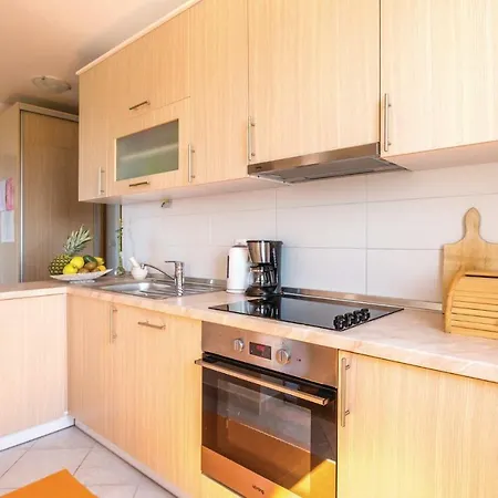 2 Bedroom Cozy Apartment In Makarska *