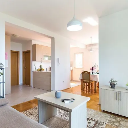 2 Bedroom Cozy Apartment In Makarska Apartmán