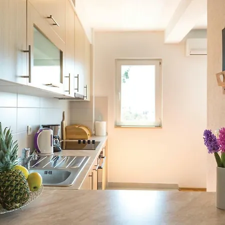 2 Bedroom Cozy Apartment In Makarska Apartmán *