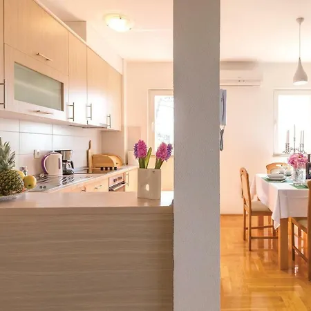 2 Bedroom Cozy Apartment In Makarska *