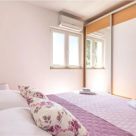 2 Bedroom Cozy Apartment In Makarska *