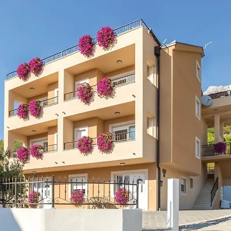 Apartmán 2 Bedroom Cozy Apartment In Makarska