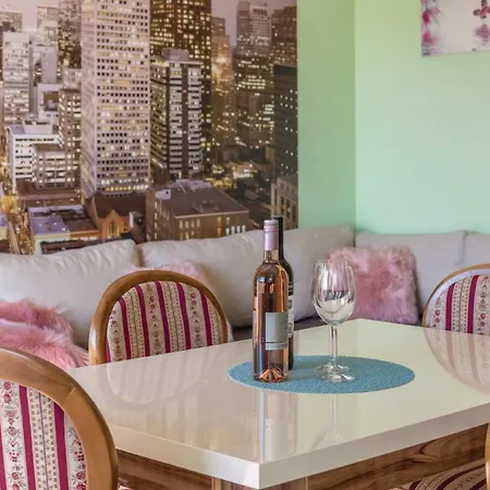 2 Bedroom Cozy Apartment In Makarska *