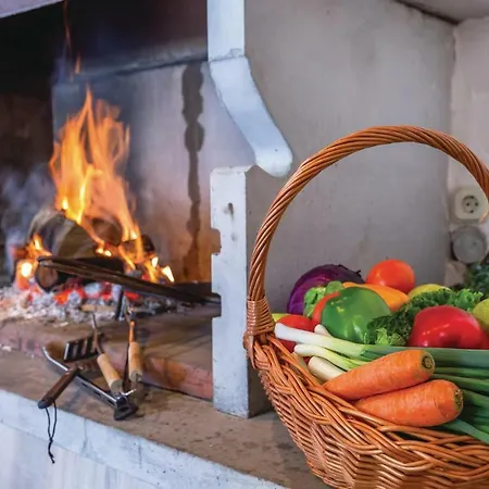 2 Bedroom Cozy Apartment In Makarska Apartmán *