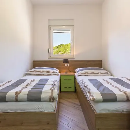 Apartmán 2 Bedroom Cozy Apartment In Makarska Makarská