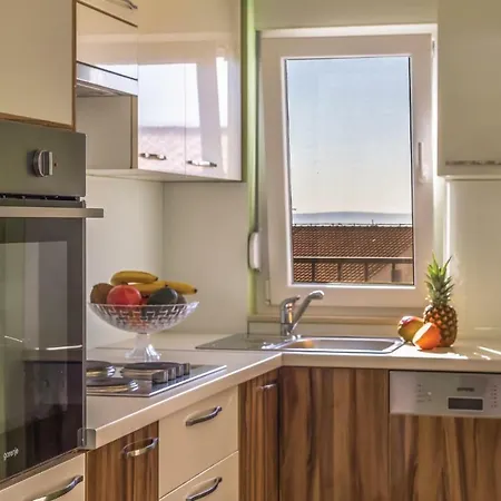 2 Bedroom Cozy Apartment In Makarska Apartmán *