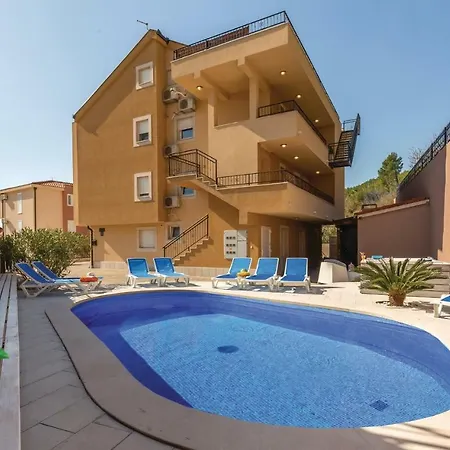 2 Bedroom Cozy Apartment In Makarska Apartmán