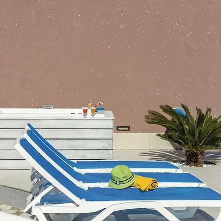 2 Bedroom Cozy Apartment In Makarska Apartmán