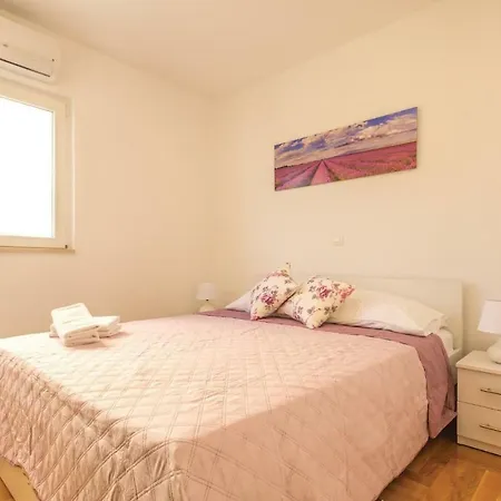 2 Bedroom Cozy Apartment In Makarska *