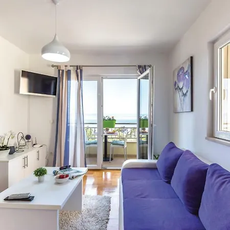 2 Bedroom Cozy Apartment In Makarska *