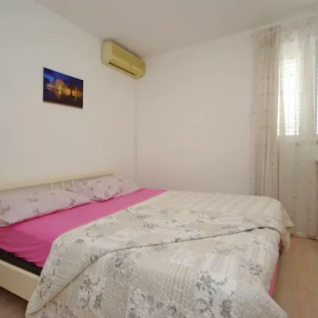 Apartmán 2 Bedroom Cozy Apartment In Makarska *