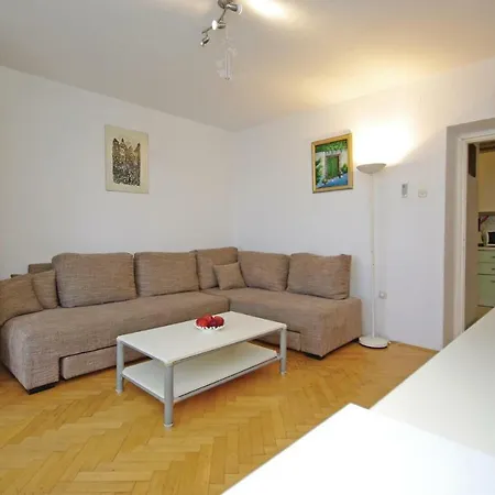 2 Bedroom Cozy Apartment In Makarska