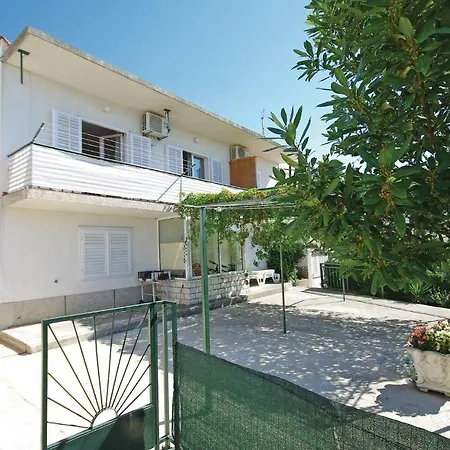 Two-bedroom With Sea View In Макарска