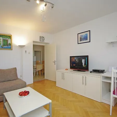 2 Bedroom Cozy Apartment In Makarska *